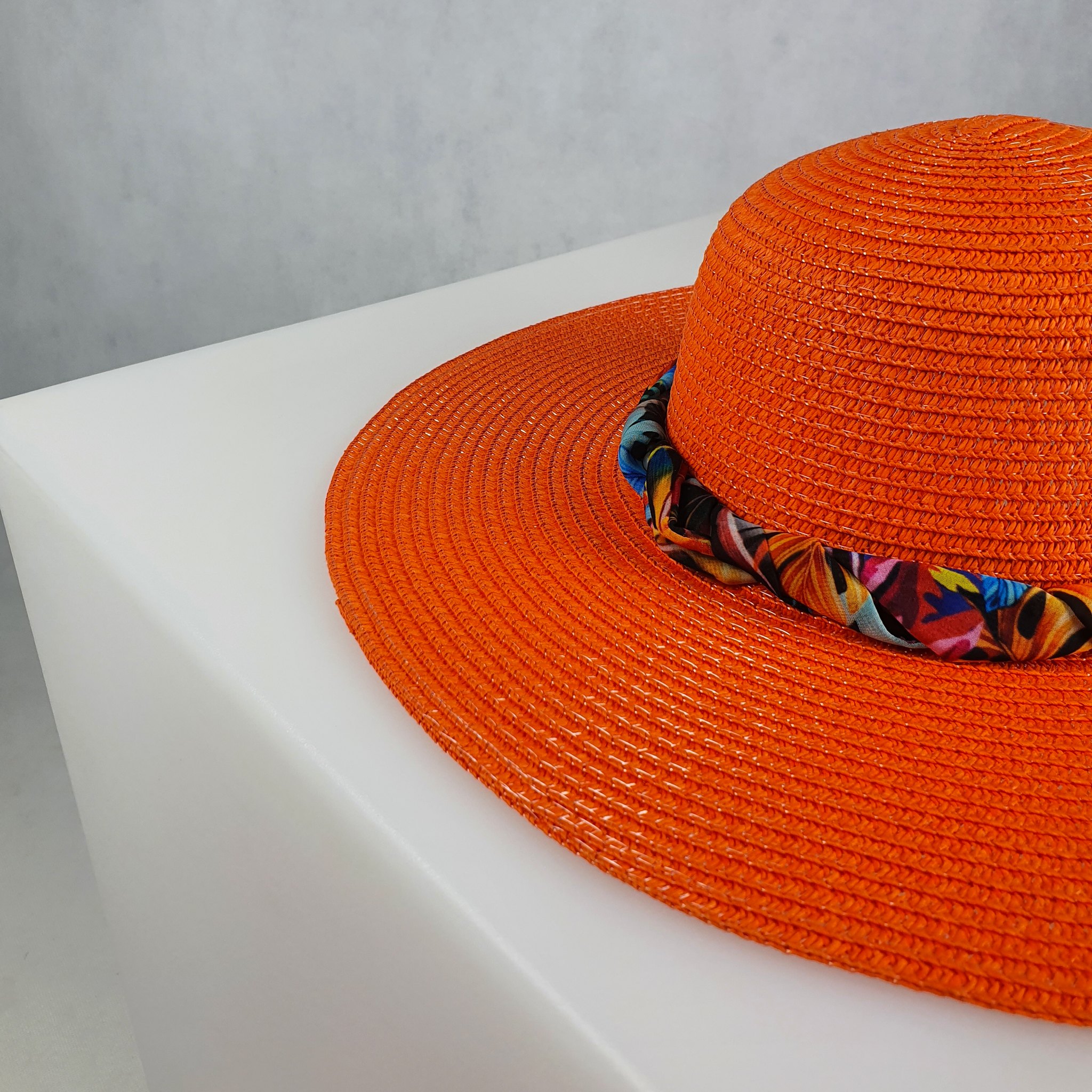 kapelusz letni plazowy z perelkami Laura Orange pomaranczowy polski producent strojow kapielowych LAVEL zblizenie na lancuch