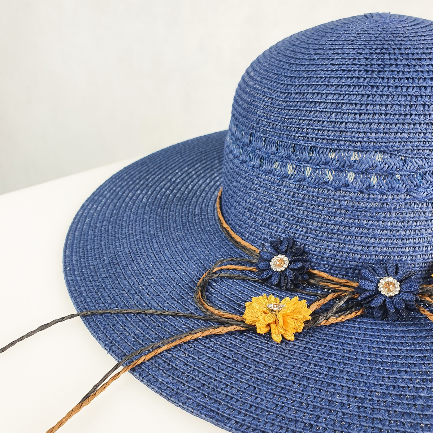 lily kapelusz damski slomkowy niebieski dodatki plazowe okrycie glowy polski producent lavel 2023 detal.jpg